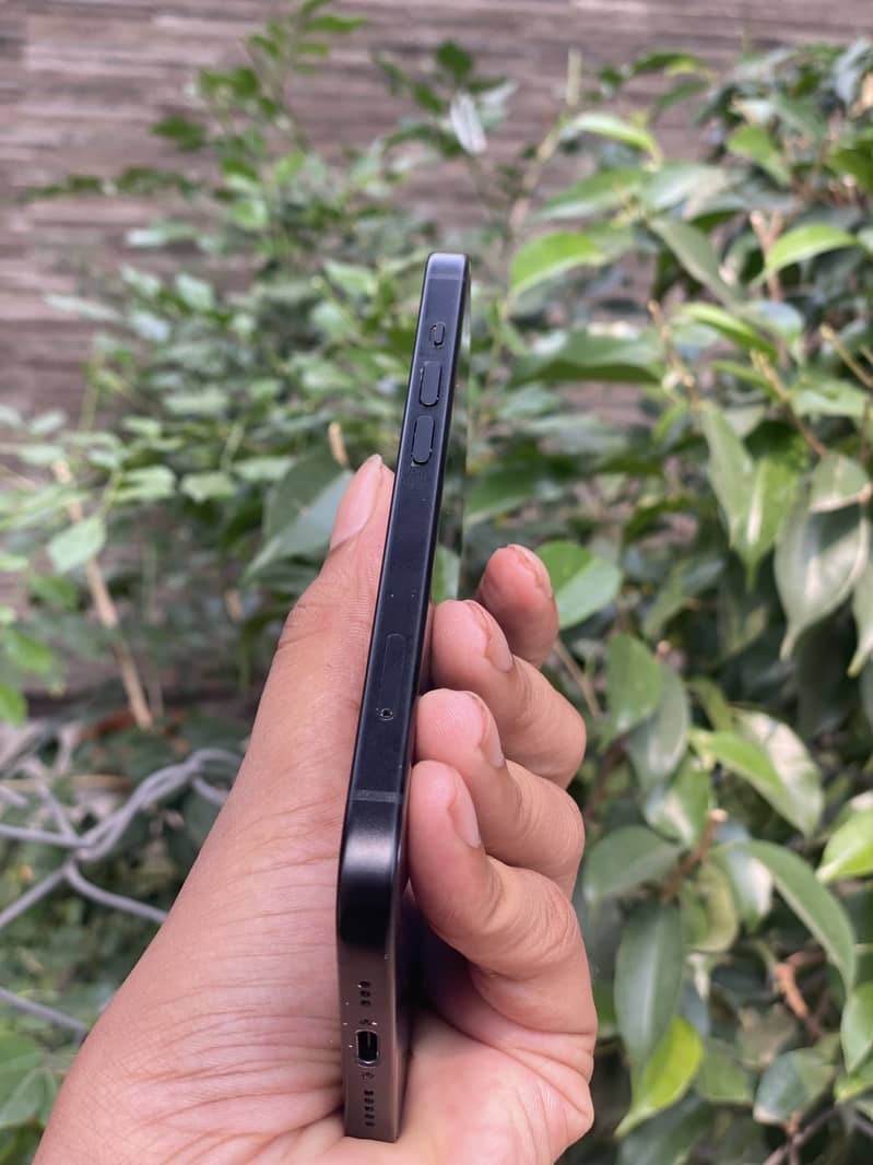 Apple iPhone 15 4