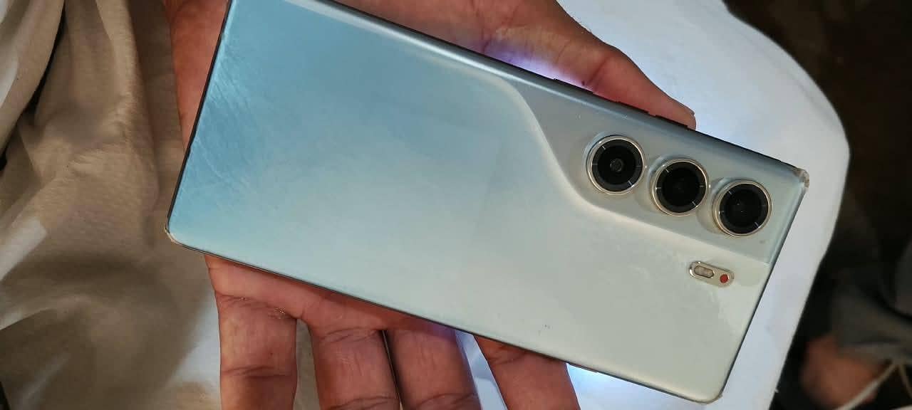 Tecno CAMON 40 Pro complete box 1