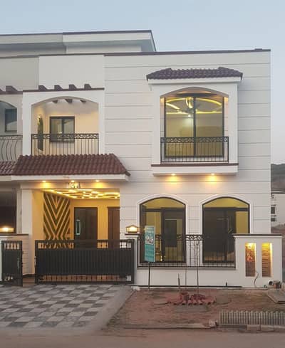 . Ultra modren 5 MARLA DUBEL STORY HOUSE FOR SALE. PARK VIEW CITY