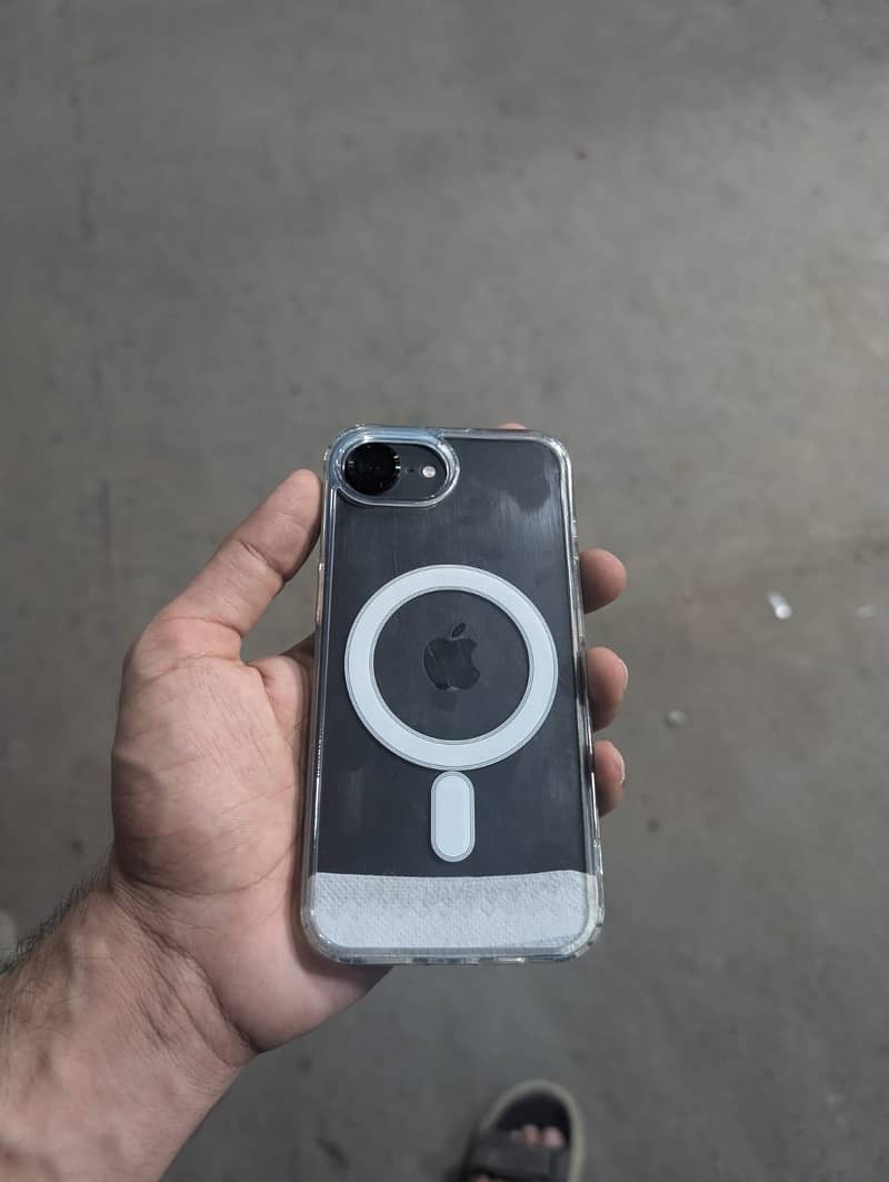 Apple iPhone 16e 2