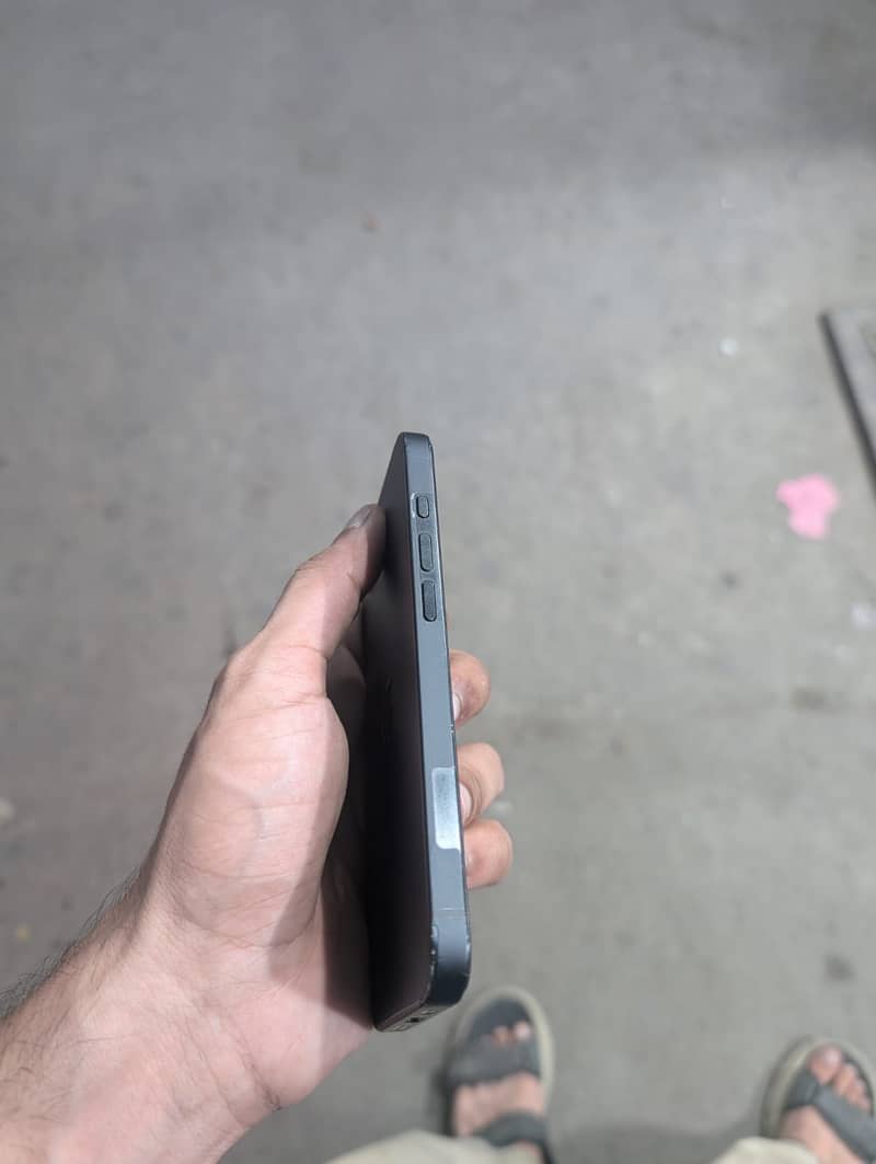 Apple iPhone 16e 3