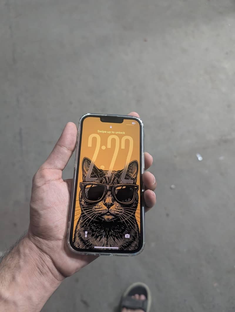 Apple iPhone 16e 4