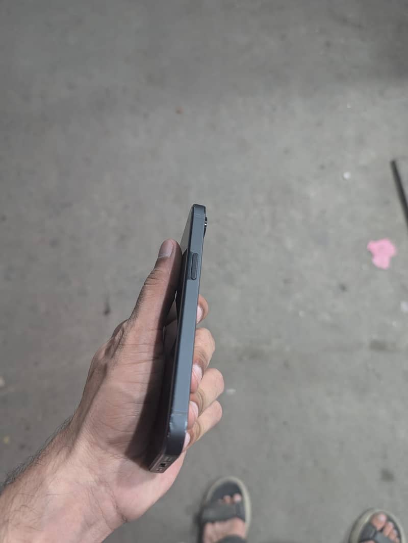 Apple iPhone 16e 5