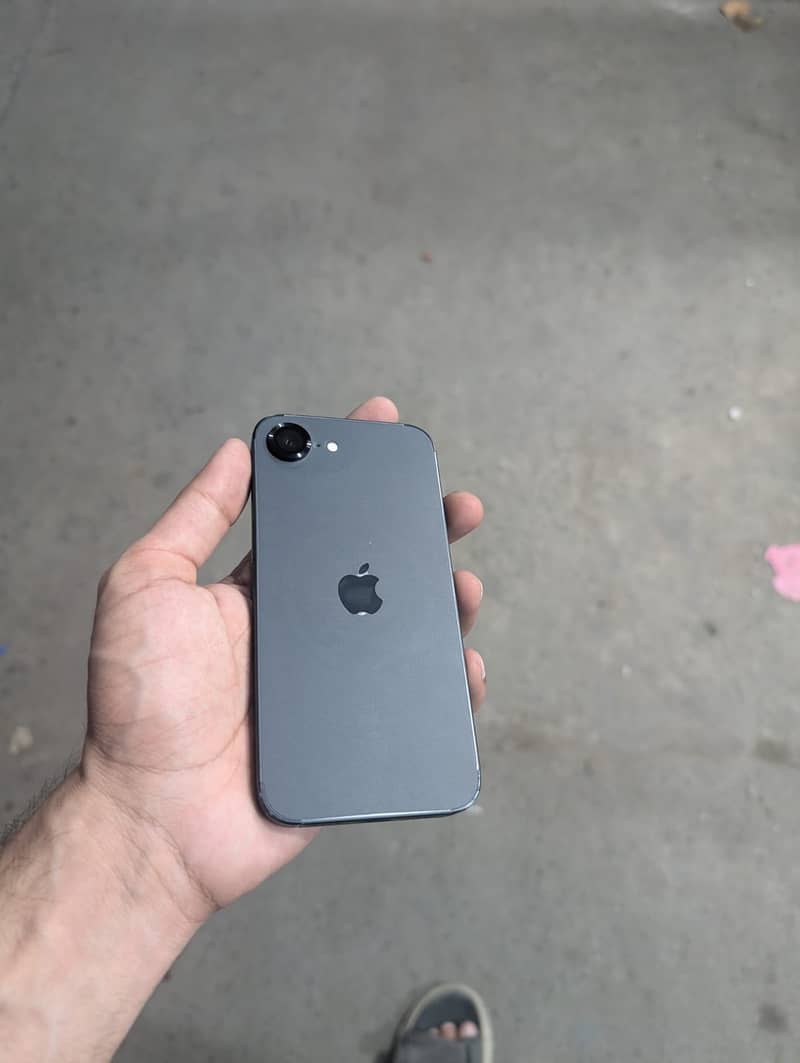 Apple iPhone 16e 6