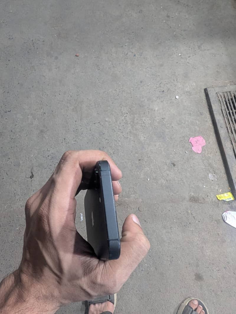 Apple iPhone 16e 7