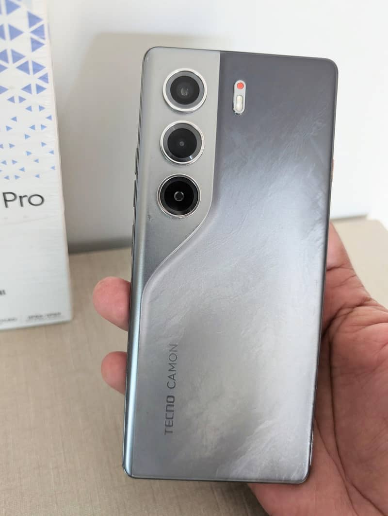 Tecno CAMON 40 Pro 1