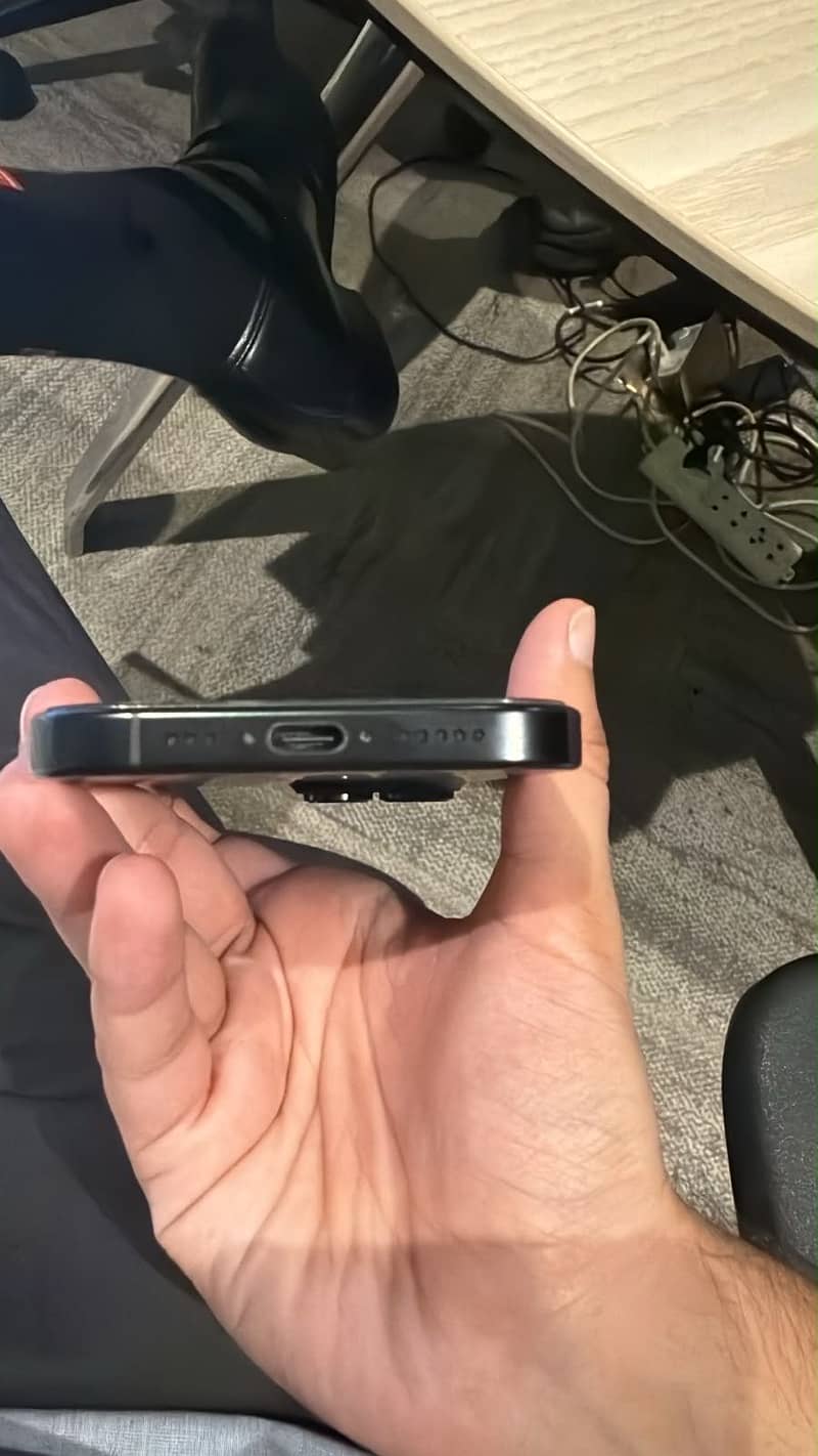 Apple iPhone 16 Pro 2