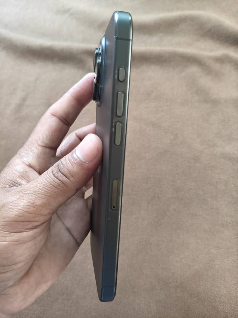 Apple iPhone 15 Pro Max 4