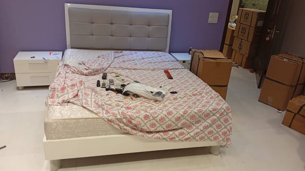 Queen bed 0