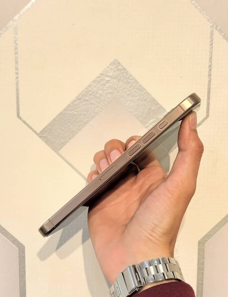Apple iPhone 16 Pro Max 2