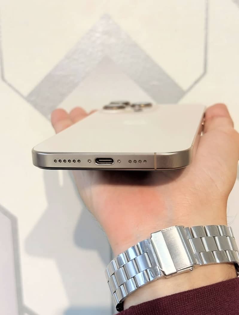 Apple iPhone 16 Pro Max 3