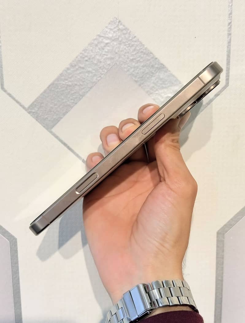 Apple iPhone 16 Pro Max 4