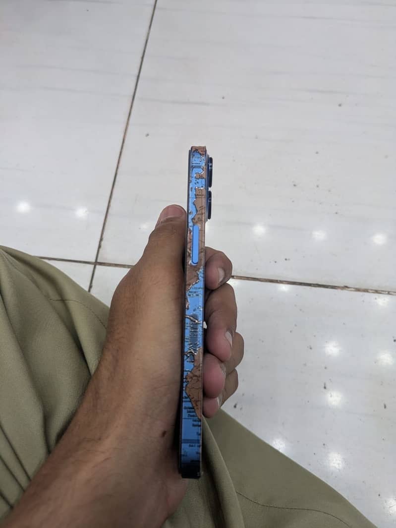 Apple iPhone 13 4