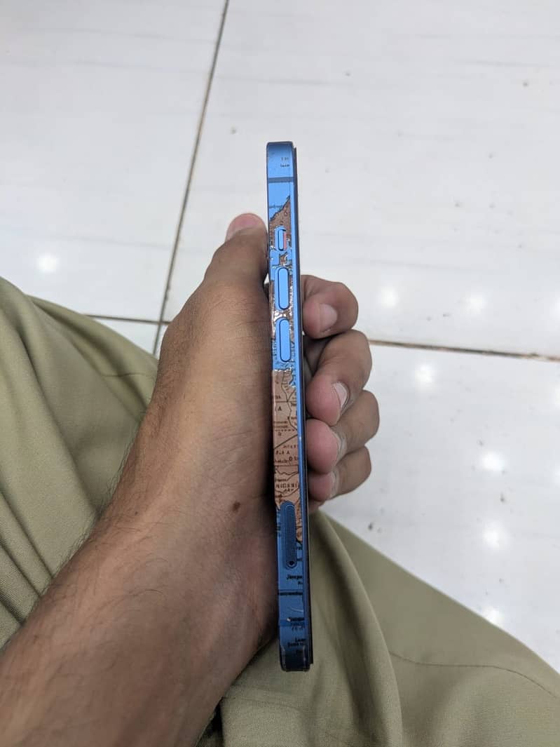 Apple iPhone 13 5