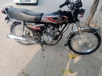 Honda 125 in black colour