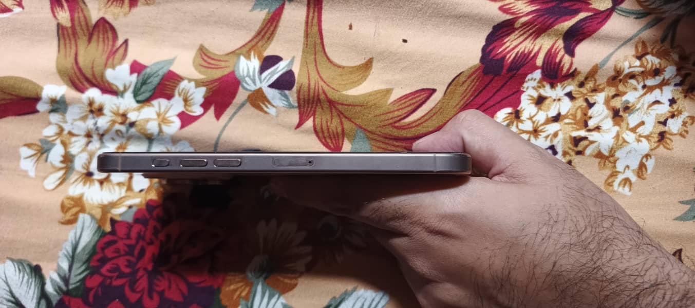 Apple iPhone 16 Pro Max 1