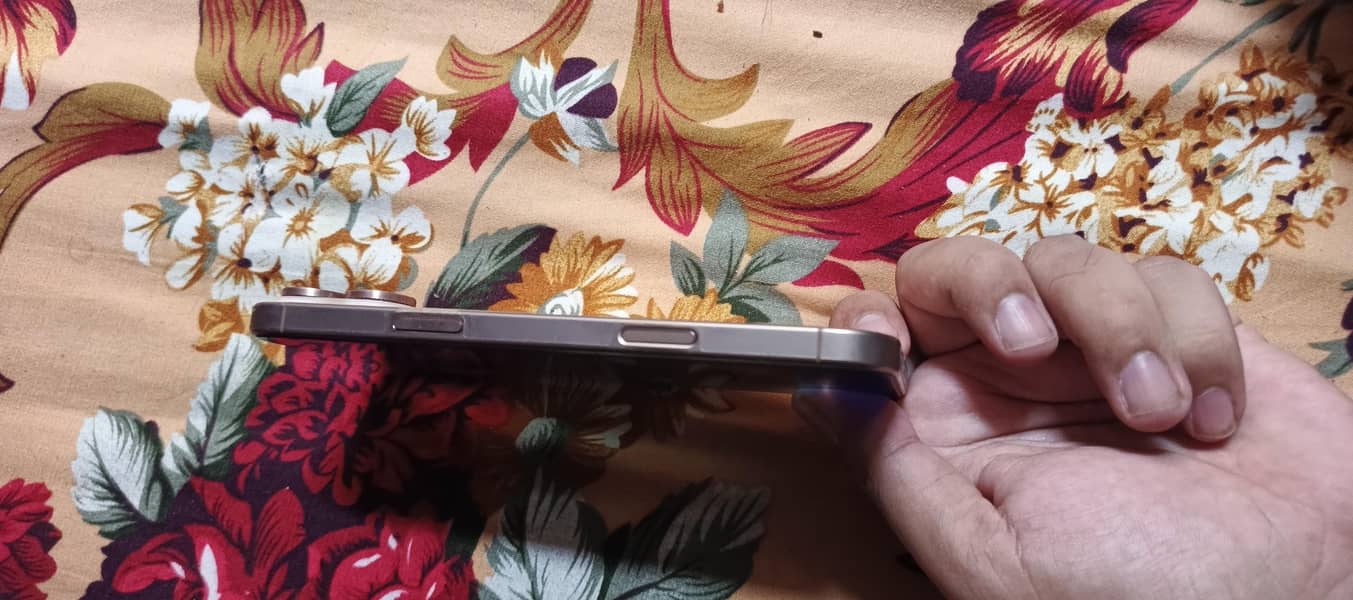 Apple iPhone 16 Pro Max 2