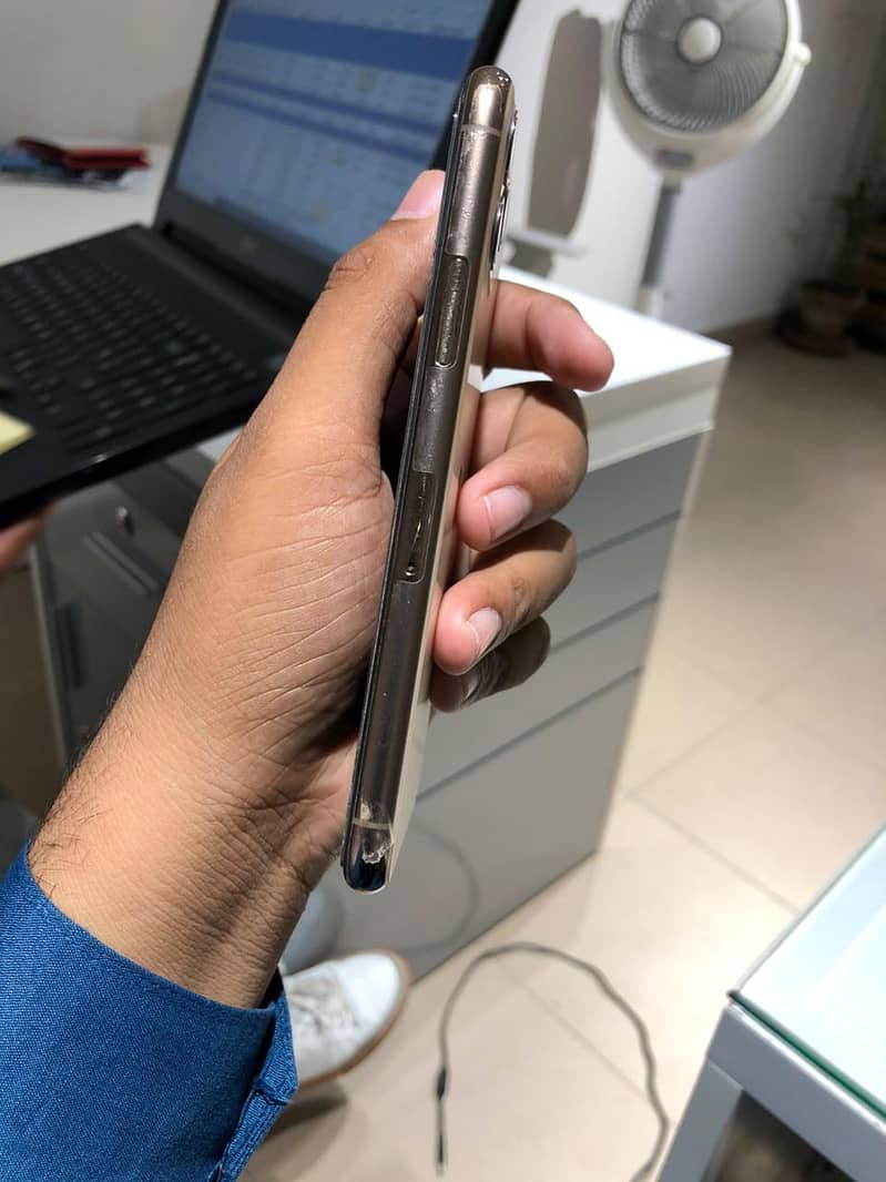 Apple iPhone 11 Pro 4
