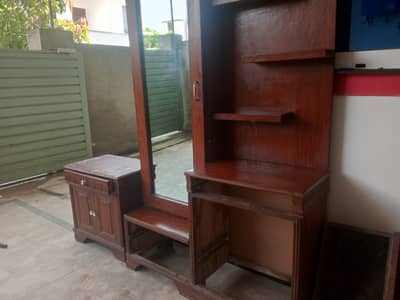Singer Maiz and  side table