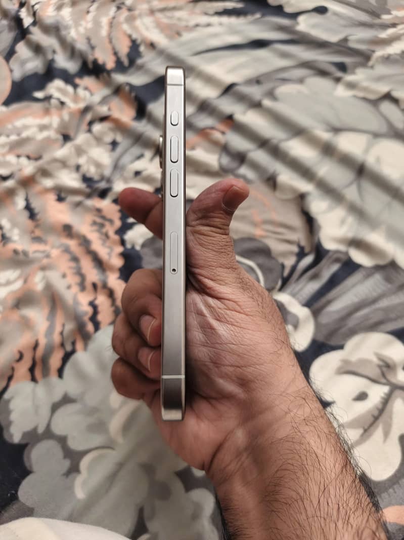 Apple iPhone 15 Pro 3