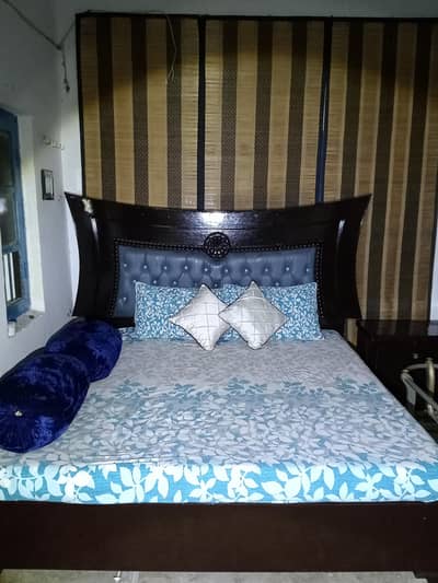 King size bed 2 side table without mattress