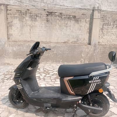 Revoo Electric bike only 4200 drive Good condition Good  batery timing