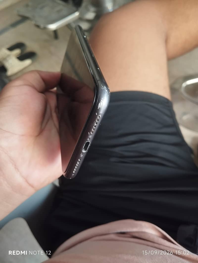 Apple iPhone 11 4