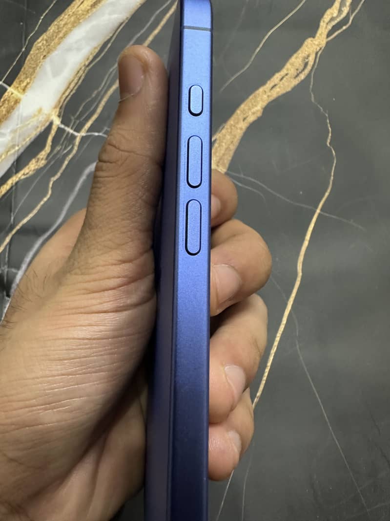 Apple iPhone 16 3