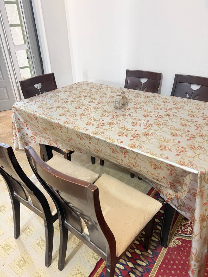 Dining table 5seater 8