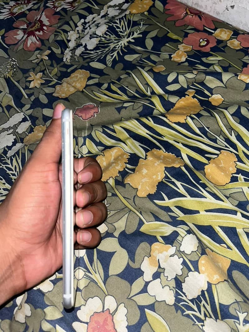 Apple iPhone 8 Plus 5