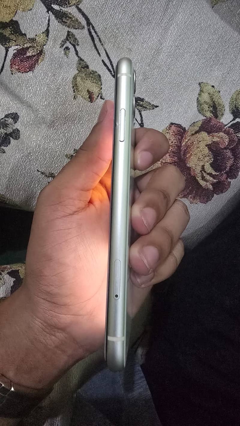 Apple iPhone 11 4