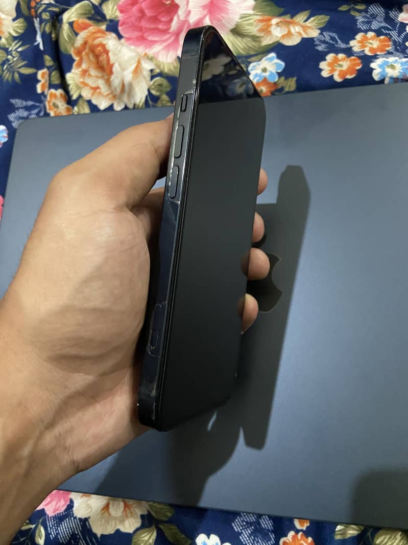 Apple iPhone 13 8