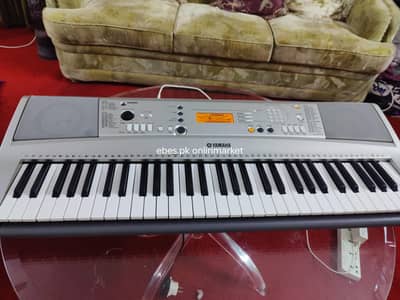 Yamaha E 313 touch response 61 FULL-SIZE KEYS