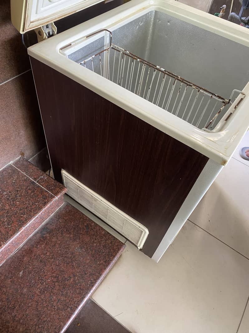 Waves Single Chest Deep Freezer – Energy Efficient & Spacious 4