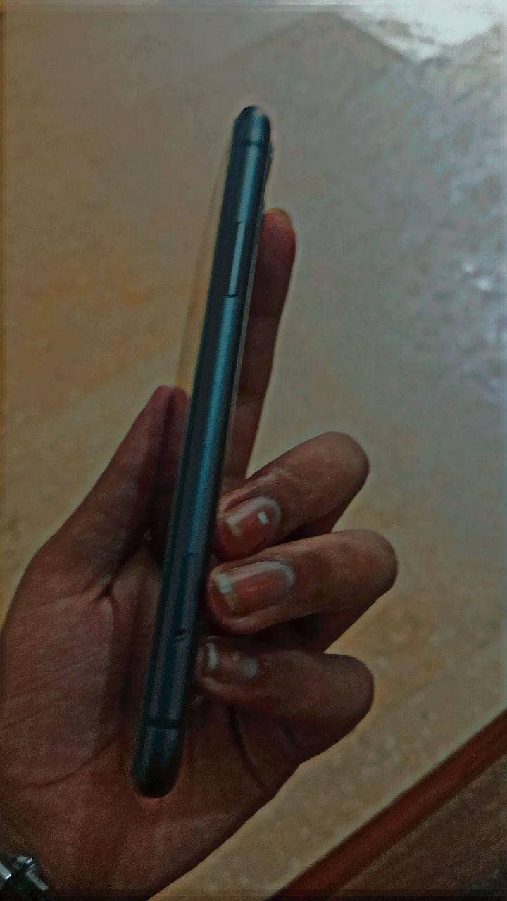 Apple iPhone 11 4