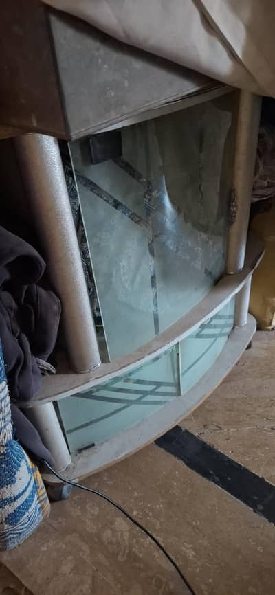 i am selling tv trolley