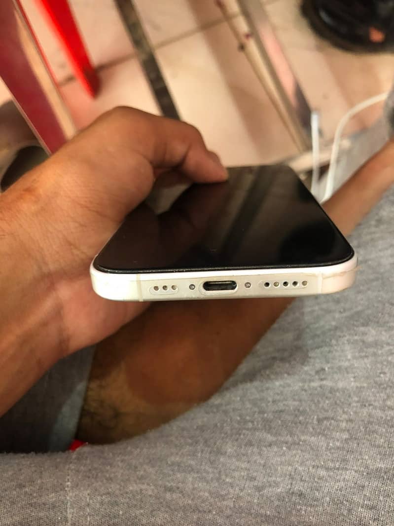 Apple iPhone 16 3