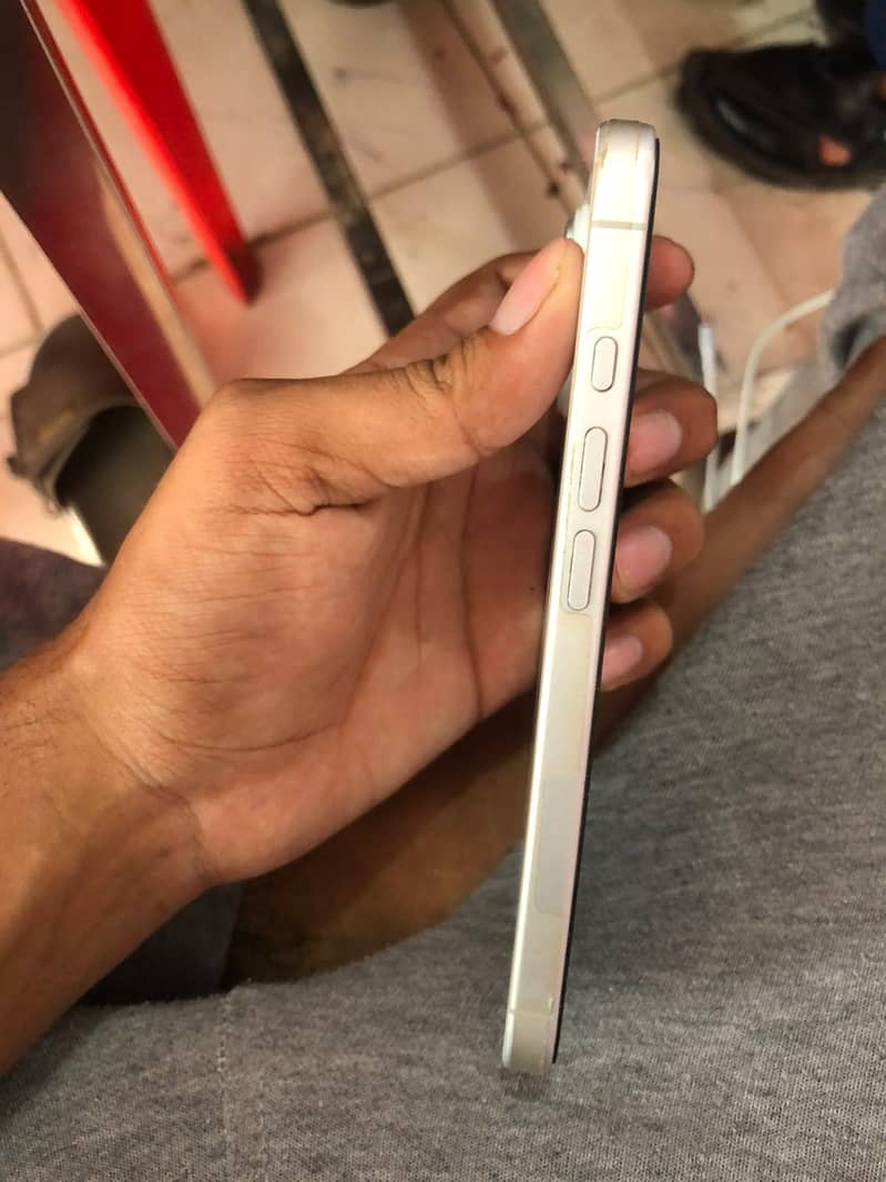 Apple iPhone 16 4