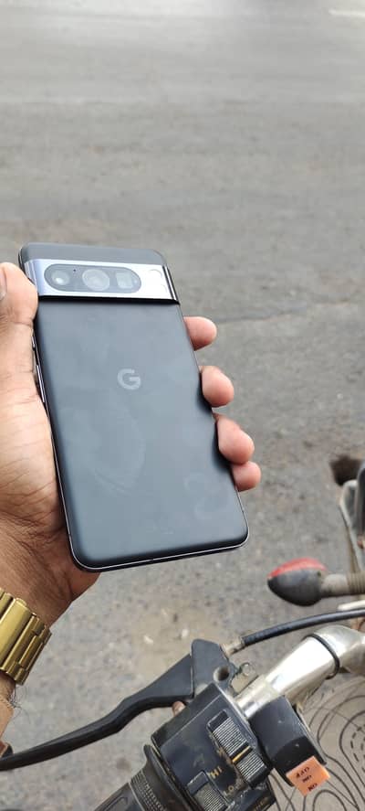 Google Pixel 8 Pro.      Phone :03203506385