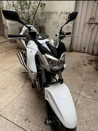 Suzuki Inazuma GW250 — Pearl White