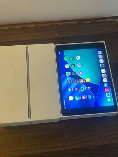 IPAD 9 GEN (64 GBS WITH VERY VERY MINOR SHADE)