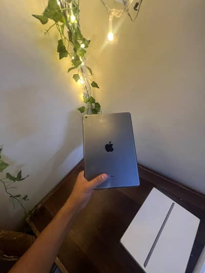 IPAD 9 GEN (64 GBS WITH VERY VERY MINOR SHADE)