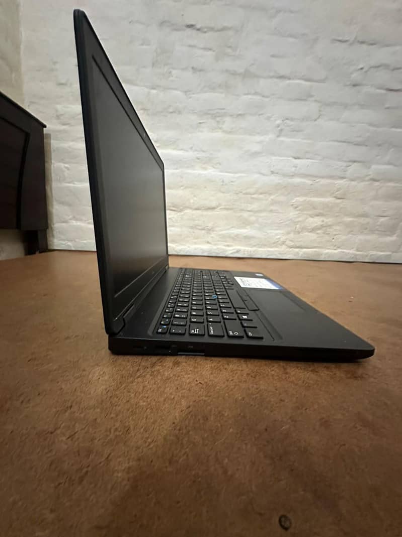 Dell E5590 1