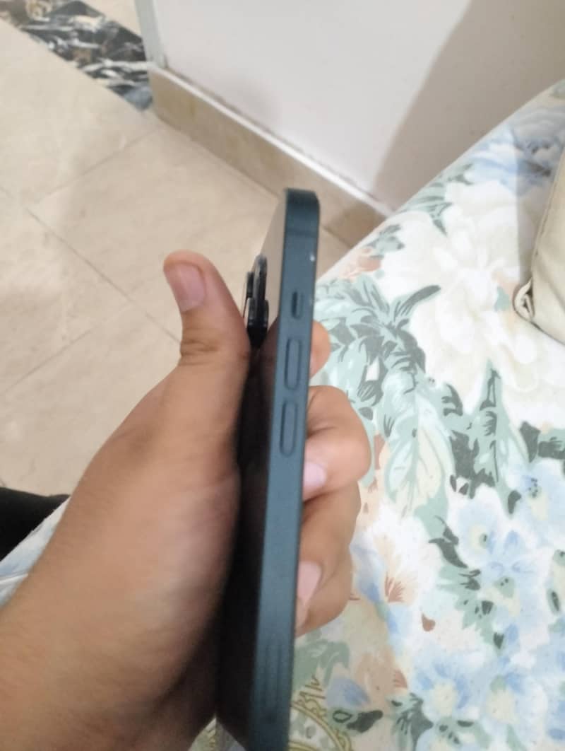 Apple iPhone 13 5