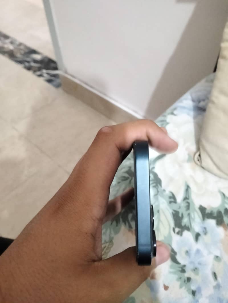 Apple iPhone 13 8