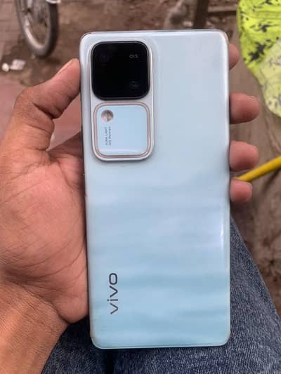 Vivo V30