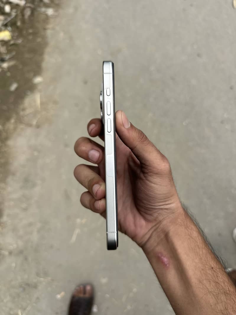 Apple iPhone 15 Pro Max 2