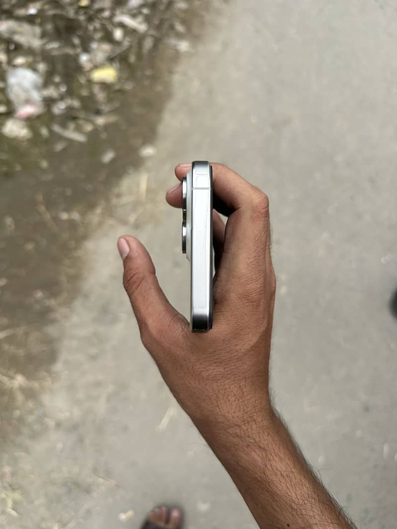 Apple iPhone 15 Pro Max 3