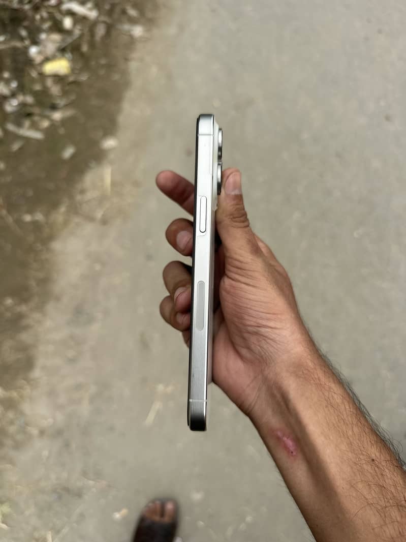 Apple iPhone 15 Pro Max 4