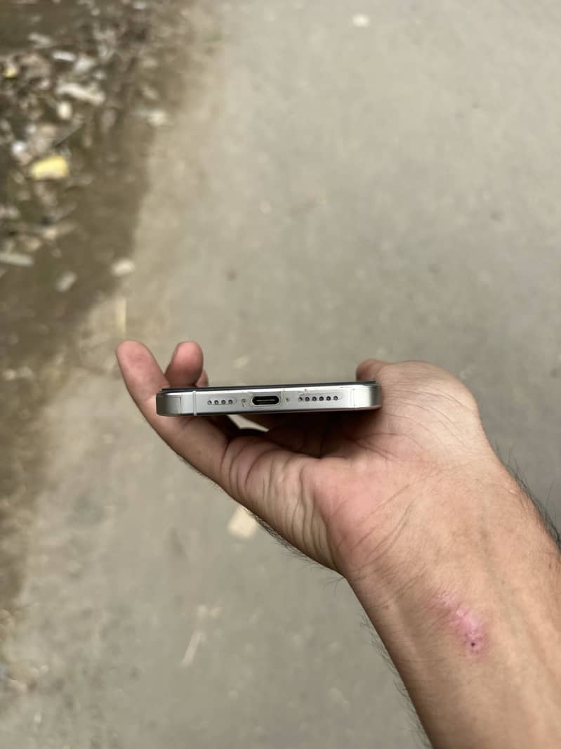 Apple iPhone 15 Pro Max 6